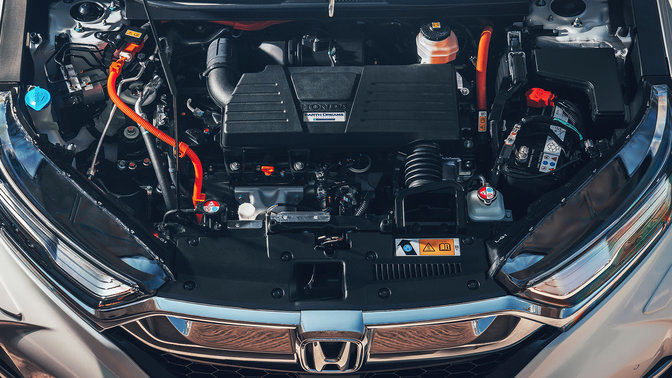 Közeli elölnézeti kép a Honda CR-V hibrid Atkinson-ciklusú benzinmotorjáról.