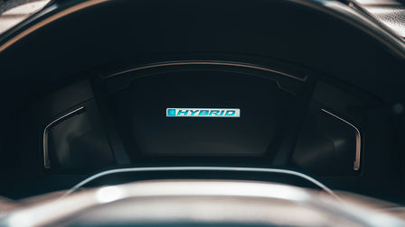 Közeli kép a Honda CR-V hibrid hajtásláncáról.