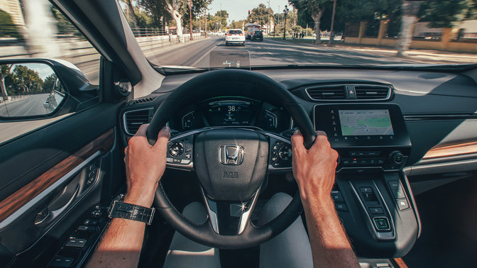 Közeli belső kép a Honda CR-V hibridről utcai környezetben.