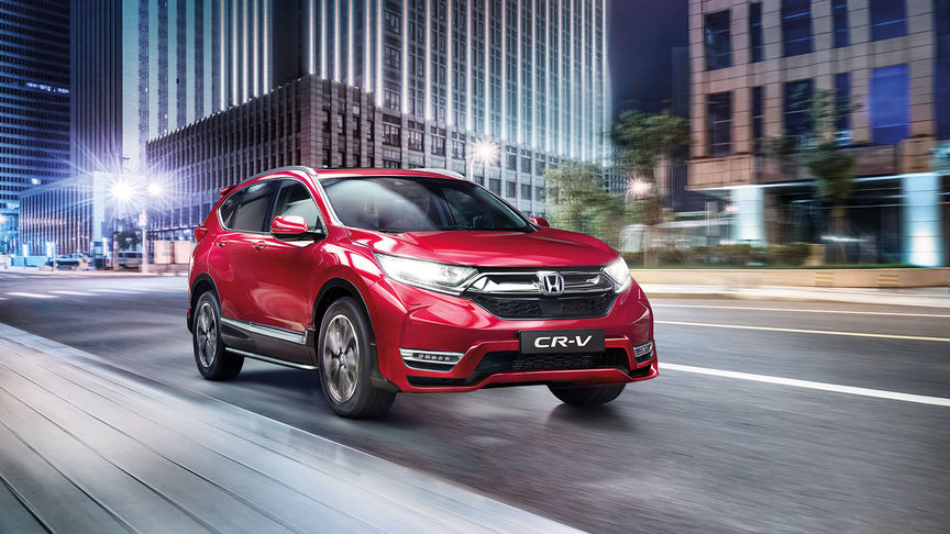 Háromnegyedes felvétel a Honda CR-V Hybrid elejéről.