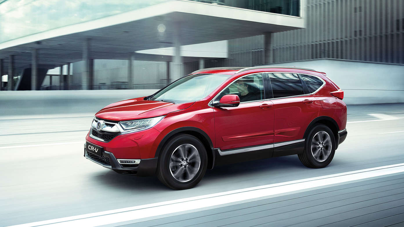 Háromnegyedes felvétel a Kényelem csomaggal felszerelt Honda CR-V Hybrid oldaláról.