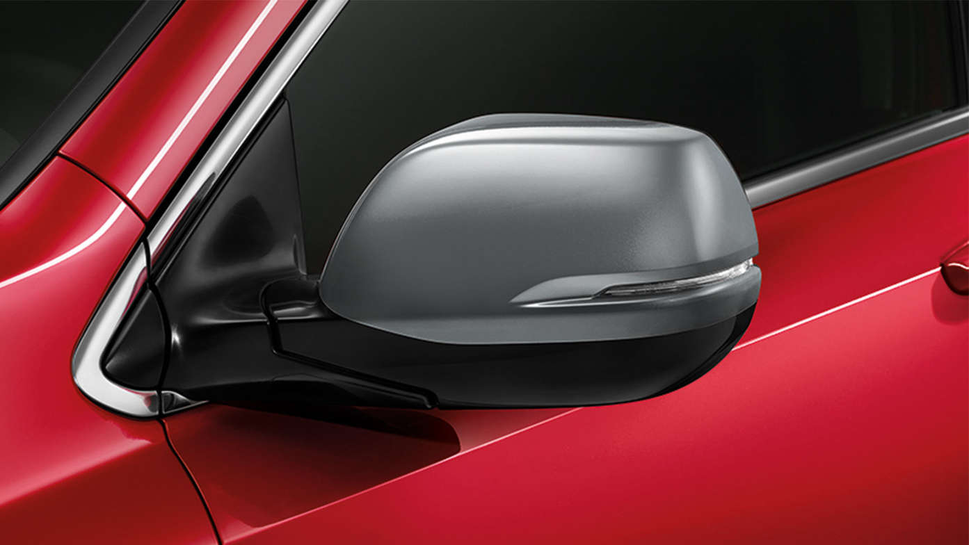Közelkép a Honda CR-V Hybrid tükörborításáról.