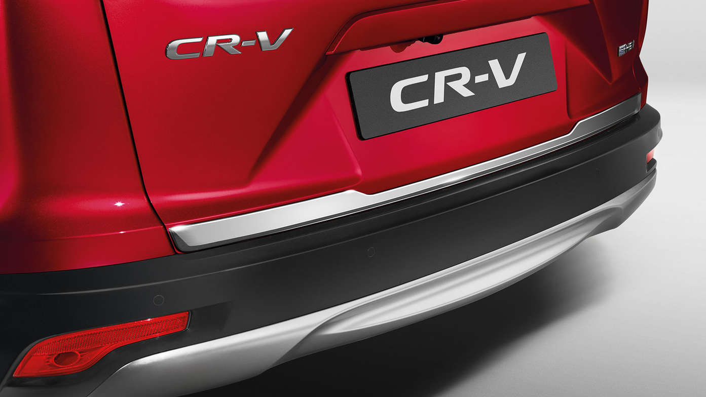 Közelkép a Honda CR-V Hybrid csomagtérajtaján lévő díszítőelemről.