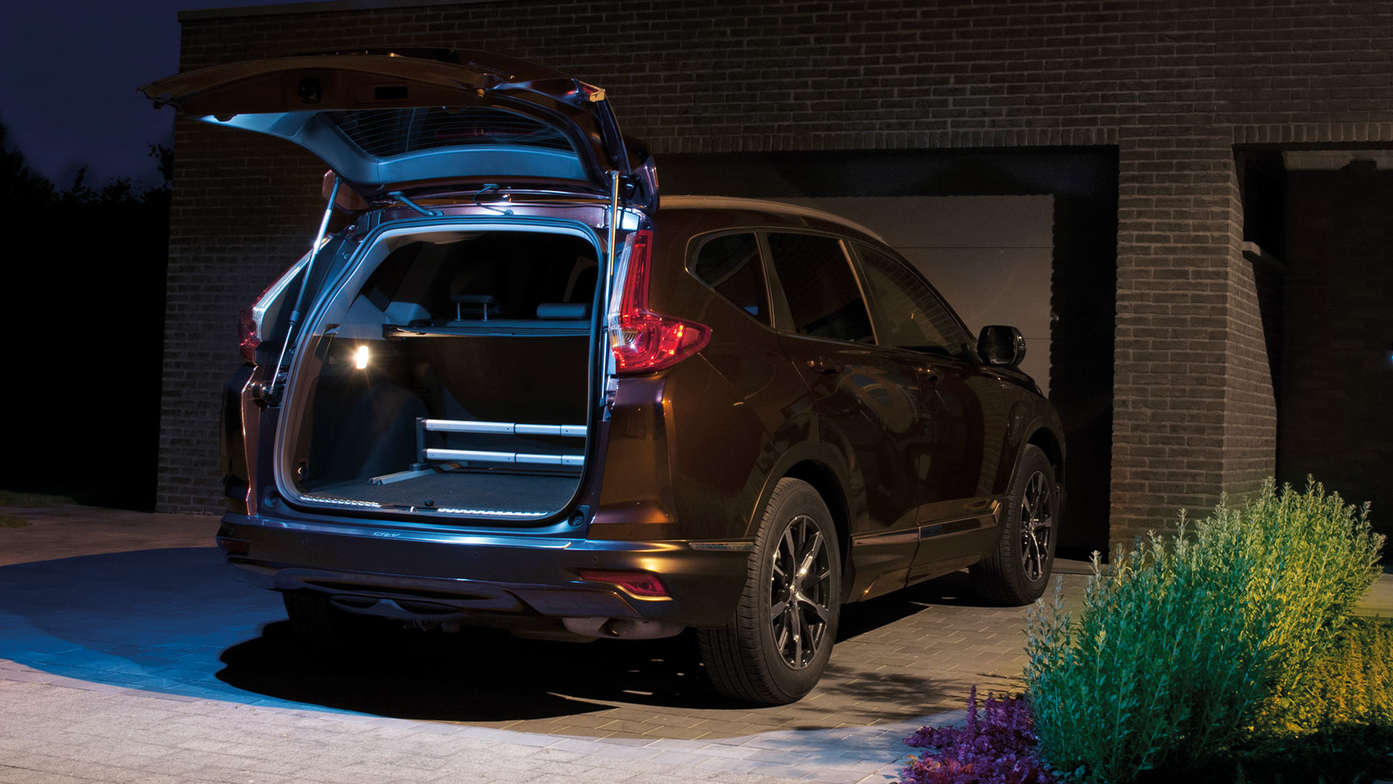 Hátsó közelkép a Honda CR-V Hybrid új csomagtérajtó-megvilágításáról