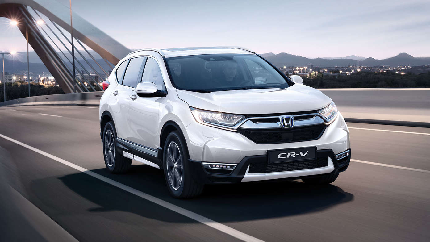 Háromnegyedes felvétel a Stílus csomaggal felszerelt Honda CR-V Hybrid elejéről.