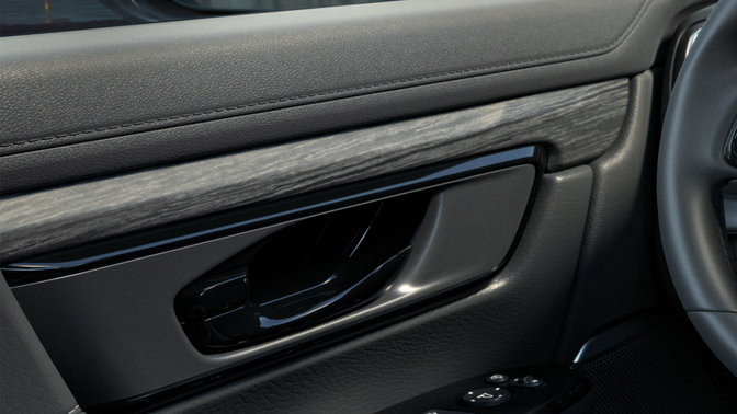 Honda CR-V fekete, famintázatú ajtópanelekkel és konzollal