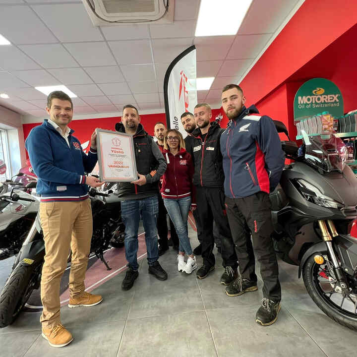 Honda motorkerékpár-márkakereskedők ünneplik az elismerést.