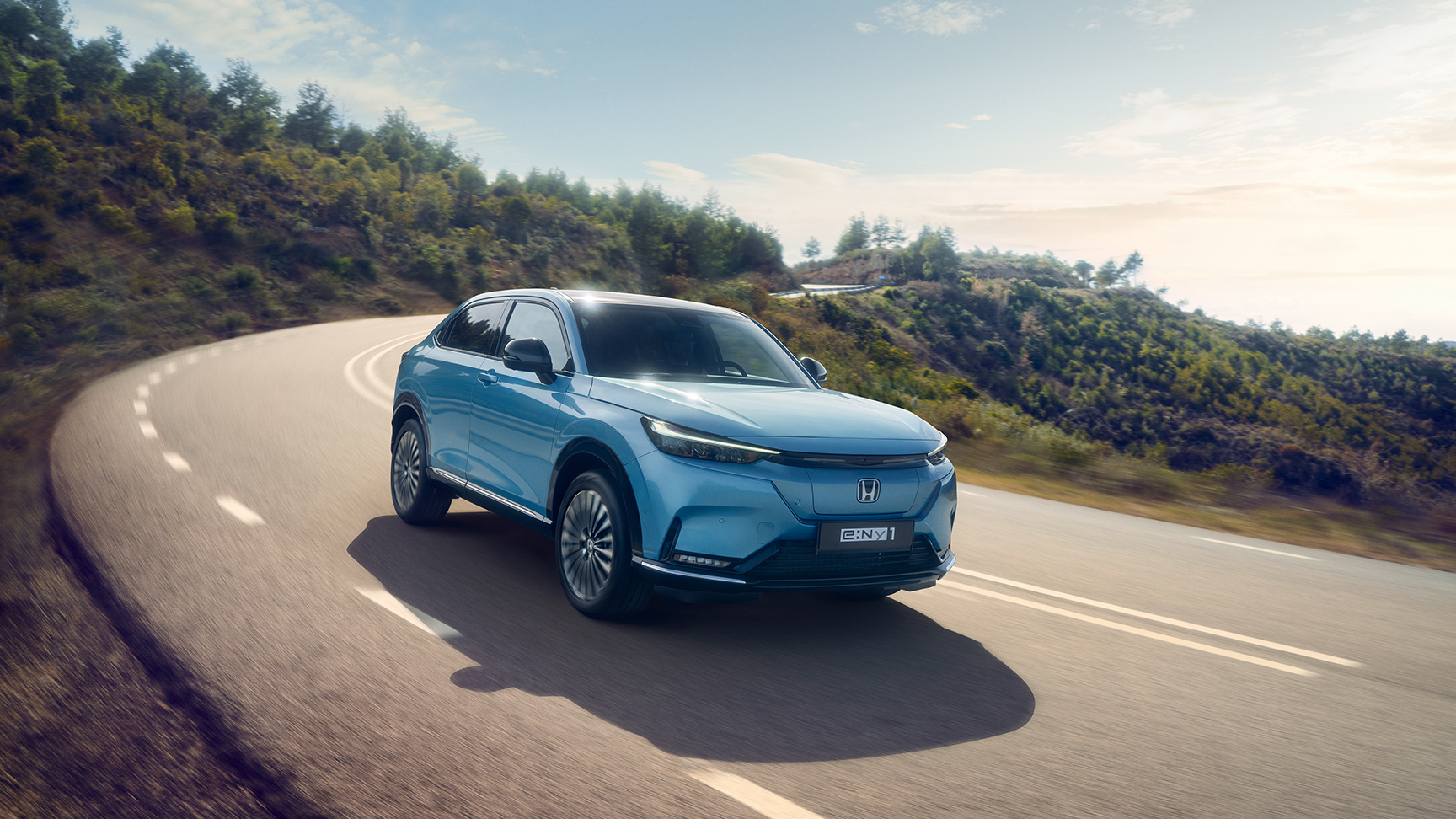 Honda e:Ny1 elölről, amely egy vidéki úton halad.