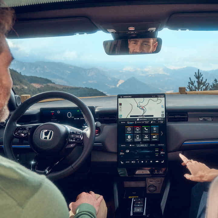 Közelkép a Honda e:Ny1 belső infotainment rendszeréről.