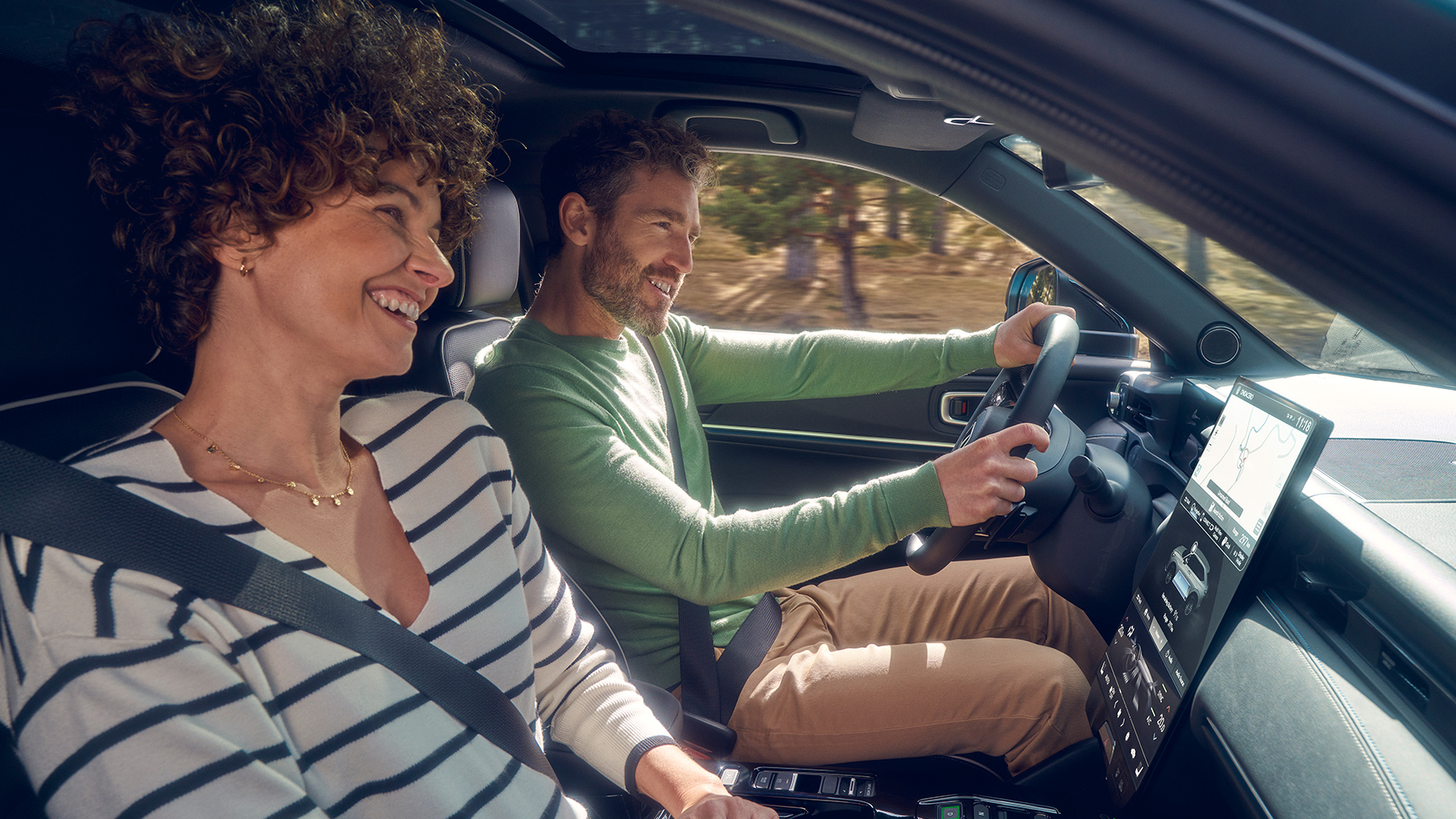 Egy pár vidéken utazik a Honda e:Ny1-el. 