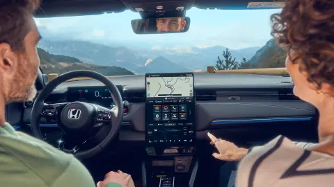 Közelkép a Honda e:Ny1 belső infotainment rendszeréről.