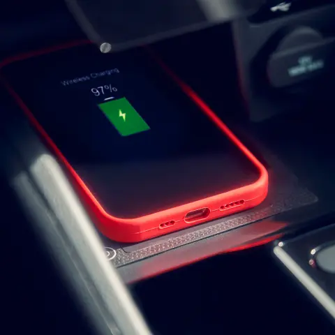 Egy család ül a Honda e:Ny1 modellben.