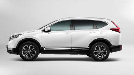 Oldalról készült stúdiófelvétel a Honda CR-V-ről