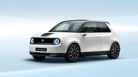 Elölről készült háromnegyedes stúdiófelvétel a Honda e autóról