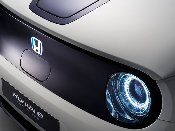 Közelkép a Honda e Prototype autóról.
