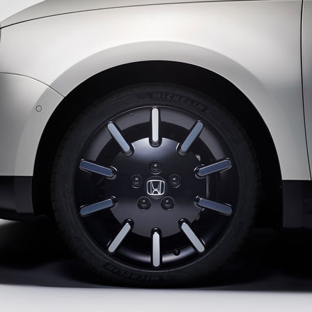 Közelkép a Honda e Prototype kerekeiről.