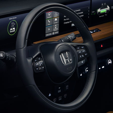 Közelkép a Honda kormánykerekéről.