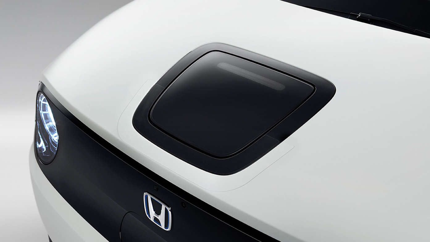 Közelkép a Honda e töltő-csatlakozó védőfóliájáról.