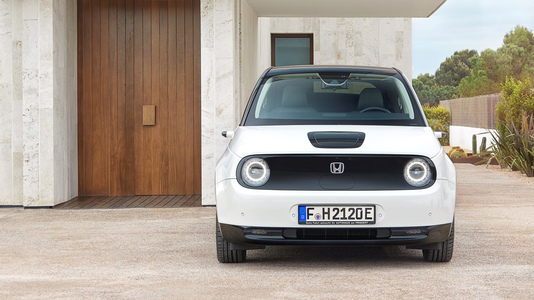 A Honda e elölnézetből