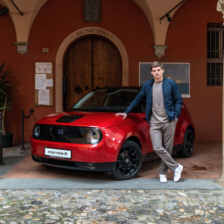 Max Verstappen a Honda e kormánya mögött Dozza utcáin.