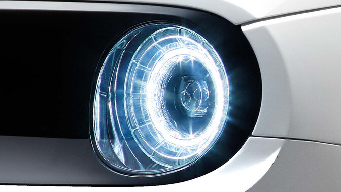 Közelkép a Honde e LED-es fényszóróiról.