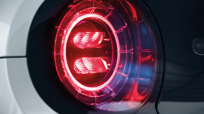 Közelkép a Honda e LED-es hátsó lámpáiról.