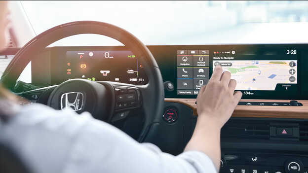 Közelkép a Honda e infotainment kijelzőjéről.