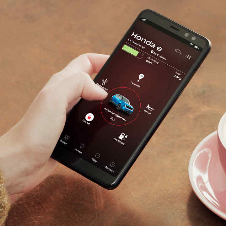 Közelkép a Honda e Digital Key alkalmazásról egy telefonon. 