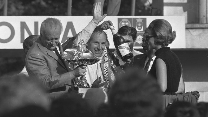 John Surtees második Forma-1-es győzelmünkön, Monzában.