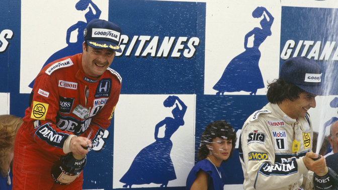 Nigel Mansell a konstruktőri világbajnoki cím ünneplése közben – az új aranykor kezdetén.