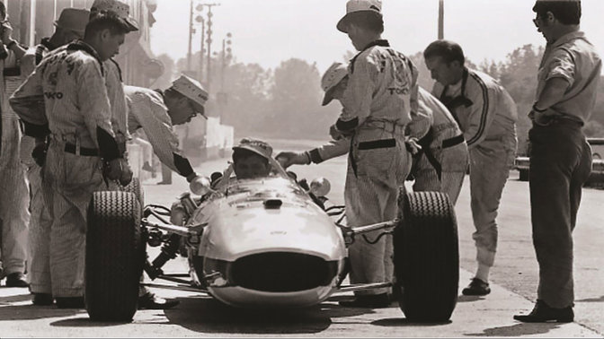 Soichiro Honda az első Forma-1-es futamunkon, a német nagydíjon, 1964-ben.