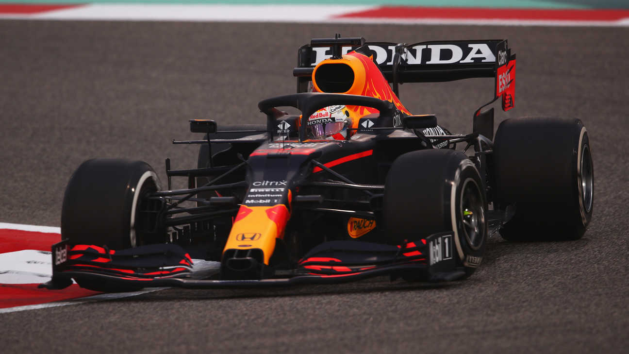 A Red Bull Racing versenyautója a boxutcában