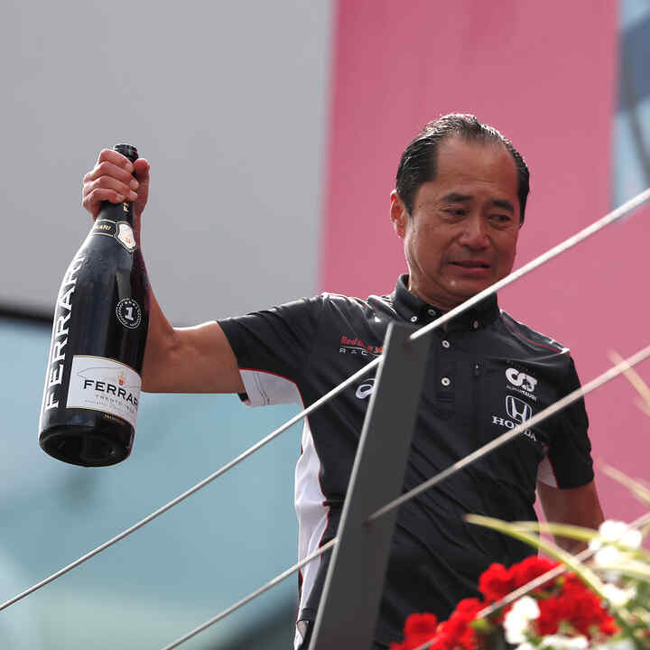 Toyoharu Tanabe egy üveg pezsgővel