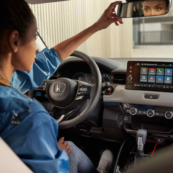 A HR-V belső tere, az első vezetőülés és a műszerfal. 