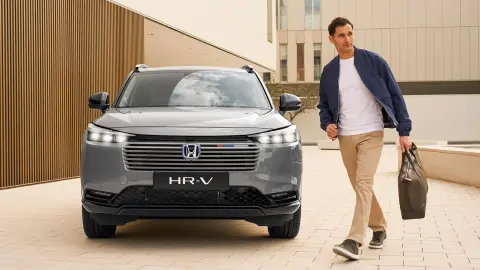 HR-V Hybrid közúton, városon kívüli környezetben.