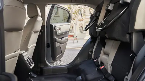 Közelkép a HR-V Hybrid hátsó üléseiről.