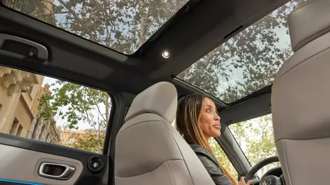 A Honda HR-V panoráma üvegtetőjének belső nézete. 