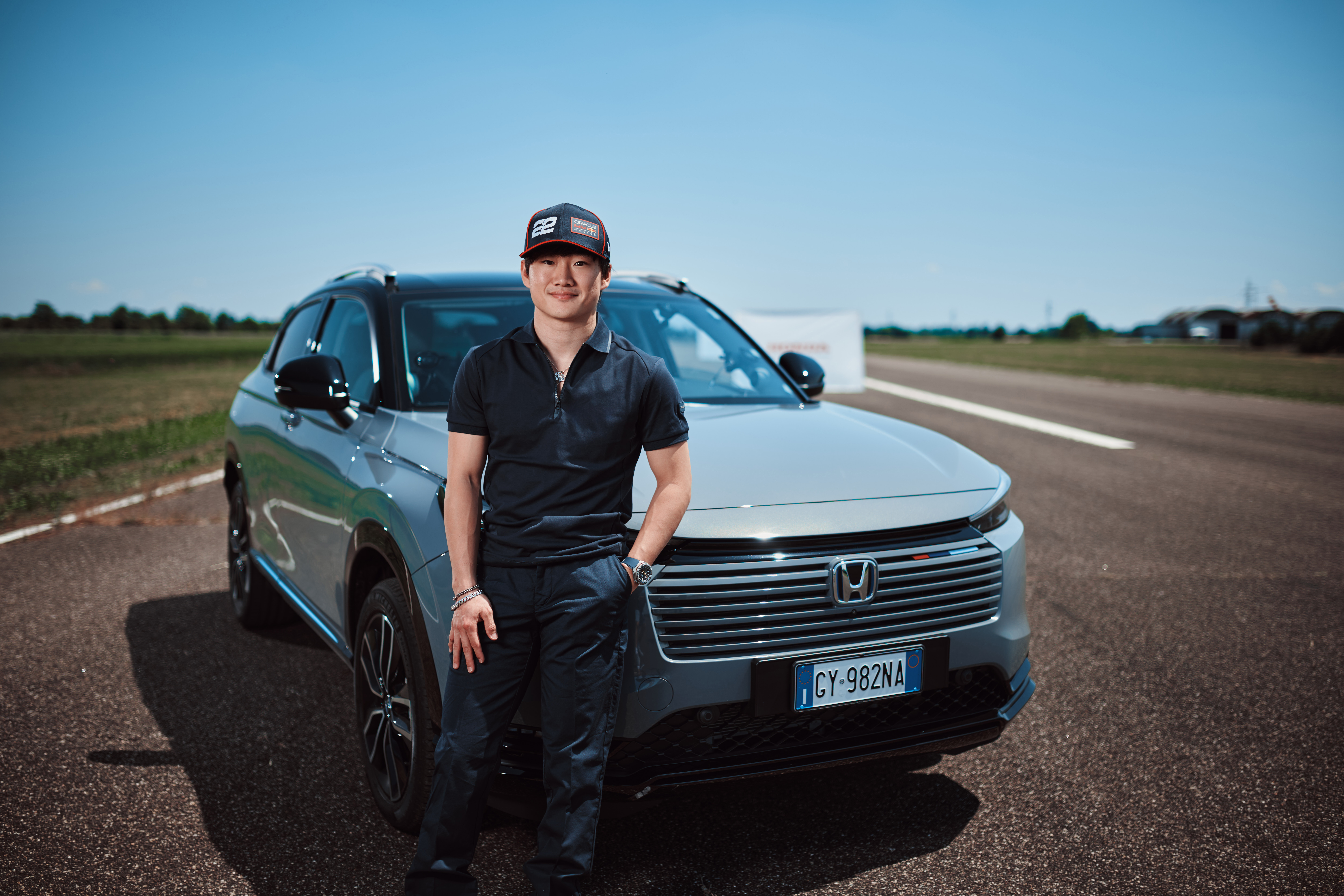 Yuki a HR-V első hűtőrácsa mellett áll