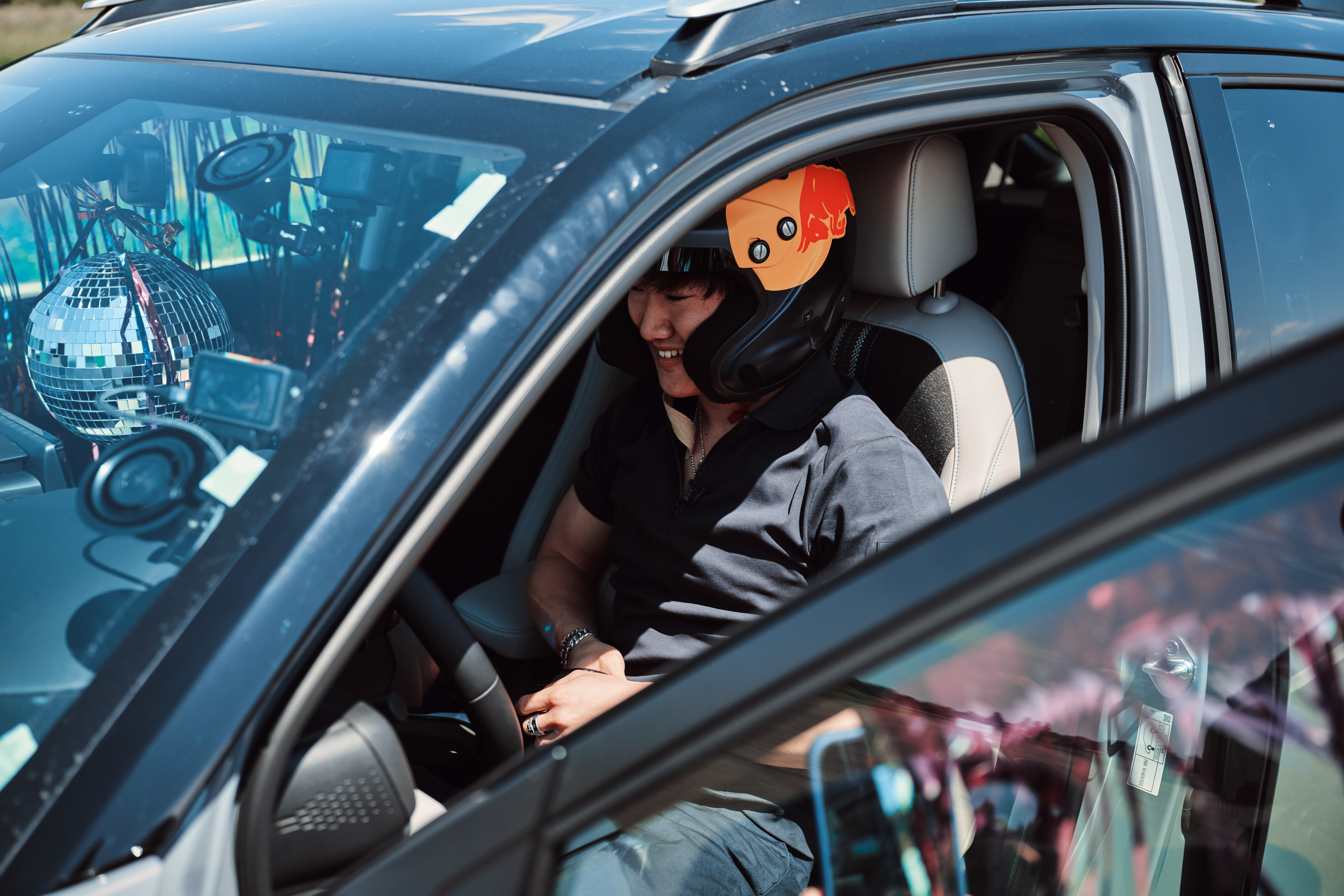 Közelkép Yukiról, amint a HR-V kormánya mögött ül