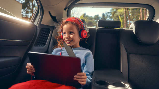A HR-V hibridben utazó, és az autó Wi-Fi-hotspotjához kapcsolódó gyermek