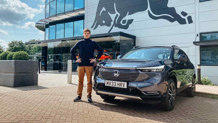 Max Verstappen egy Honda HR-V mellett áll