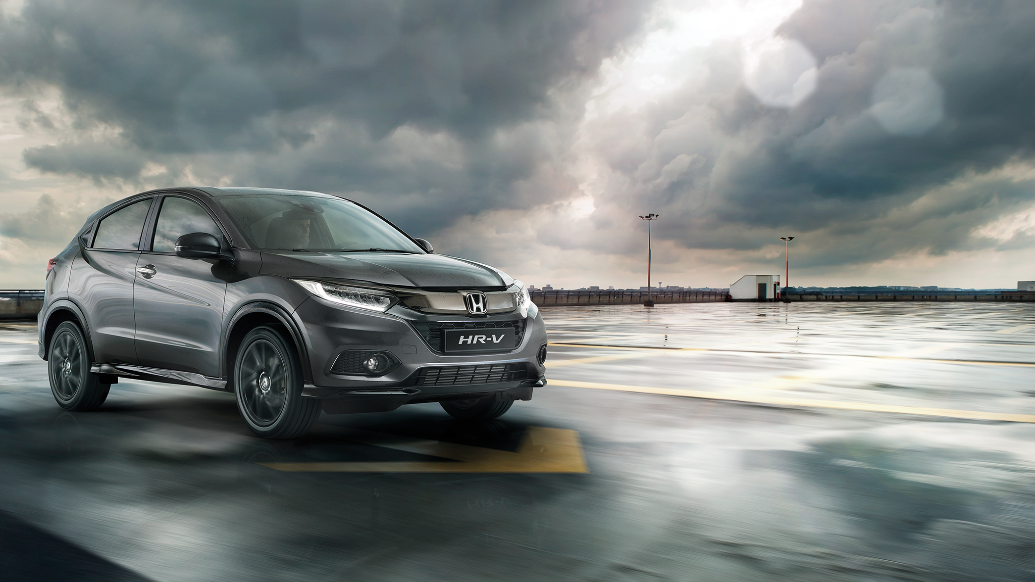 Háromnegyedes felvétel a Honda HR-V oldaláról városi környezetben.