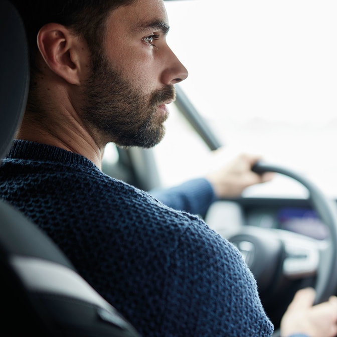 közelkép egy Honda Jazzt vezető férfiről