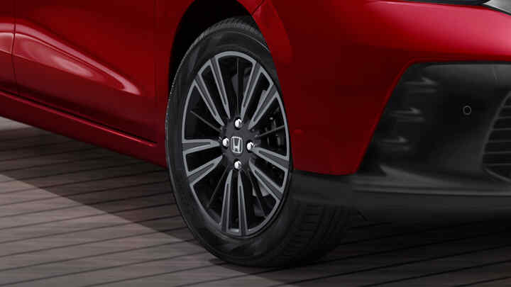 Közelkép a Honda Jazz könnyűfém keréktárcsájáról.