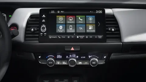 Közelkép a Honda Jazz Hybrid infotainment képernyőjéről.