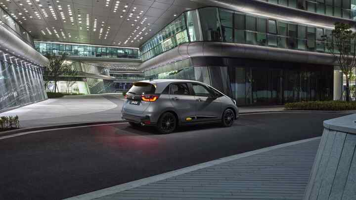 Honda Jazz hátulról egy városi helyszínen.