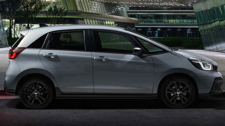 A Honda Jazz Hybrid oldalprofilja.