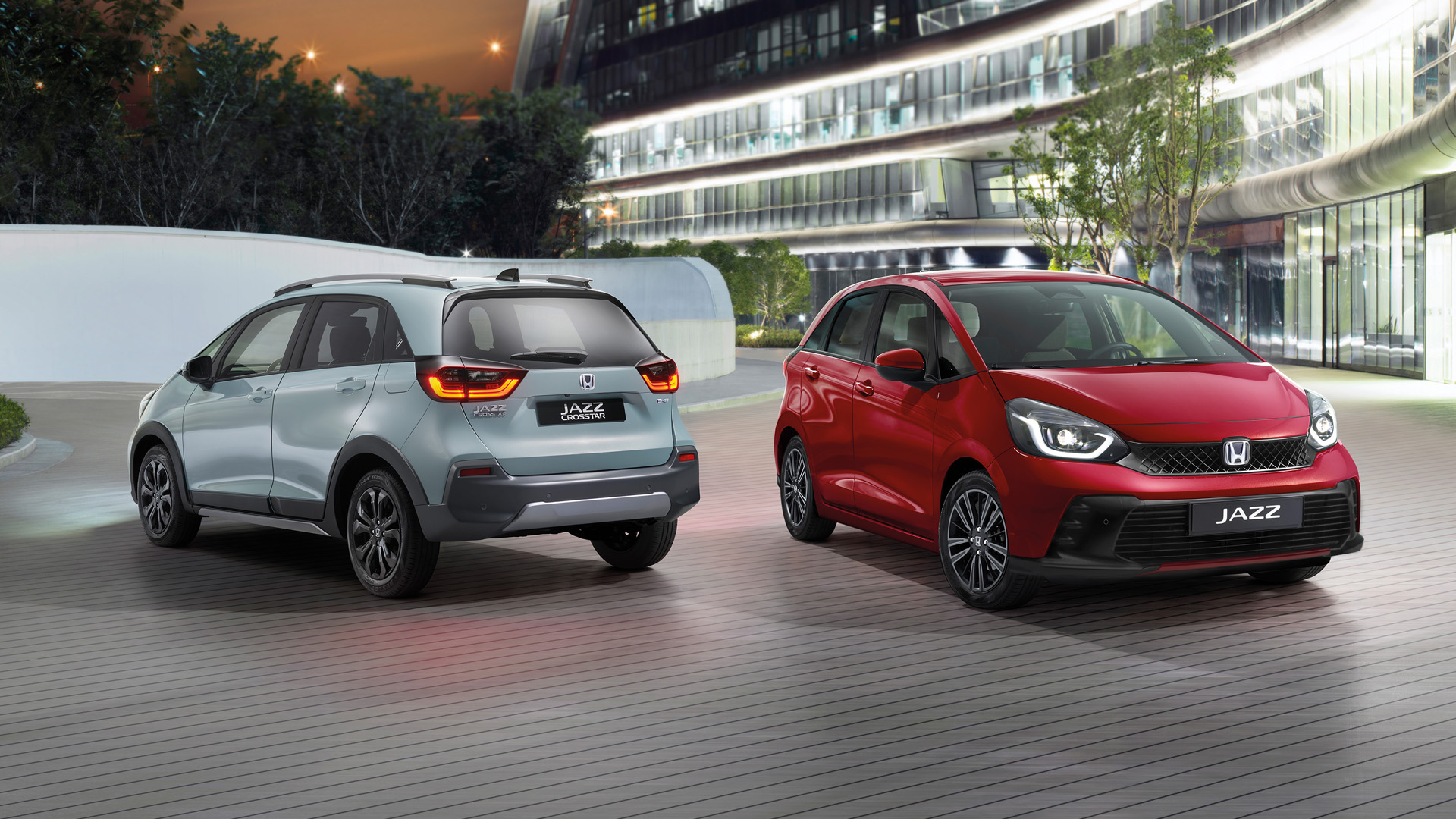 Két Honda Jazz, az egyik hátulról, a másik elölről látható városi környezetben.