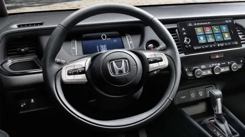Közelkép a Honda Jazz Hybrid kormánykerékről.