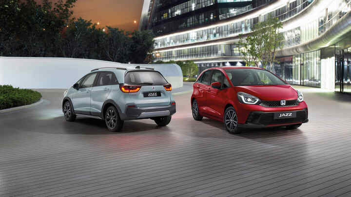 Egy Honda Jazz Hybrid és egy Honda Jazz Crosstar parkolt egymás mellett.